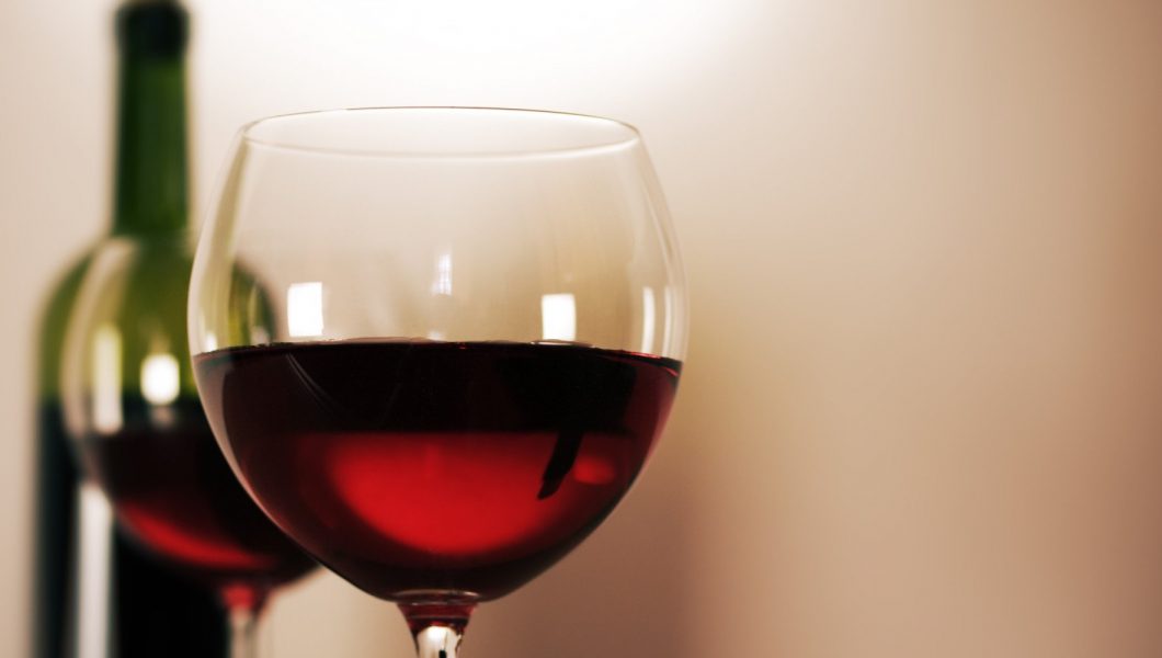 Consumul a două pahare de vin înainte de culcare oferă beneficii incredibile