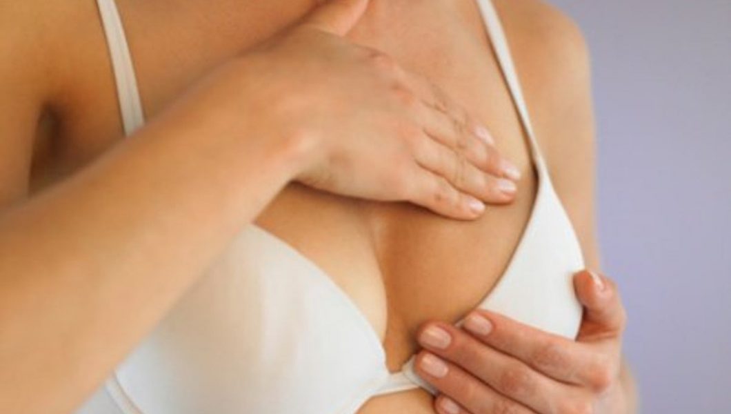 5 motive care explică acneea de pe sâni