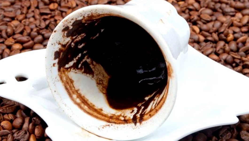 Arunci zatul de cafea? Iată 9 motive pentru a nu mai face asta!