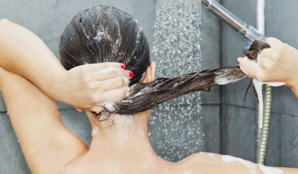 5 greșeli pe care multe persoane le fac la duș