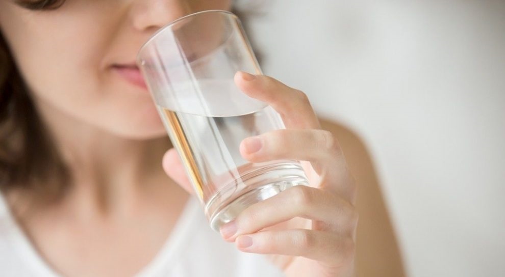 Cum te ajuta un pahar de apa baut pe stomacul gol