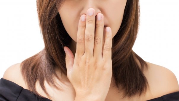 Mirosul urat al gurii poate anunta inclusiv un atac de cord sau unul cerebral