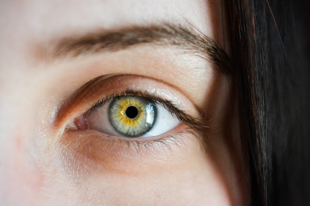 7 moduri prin care sa ai grija de pielea din jurul ochilor