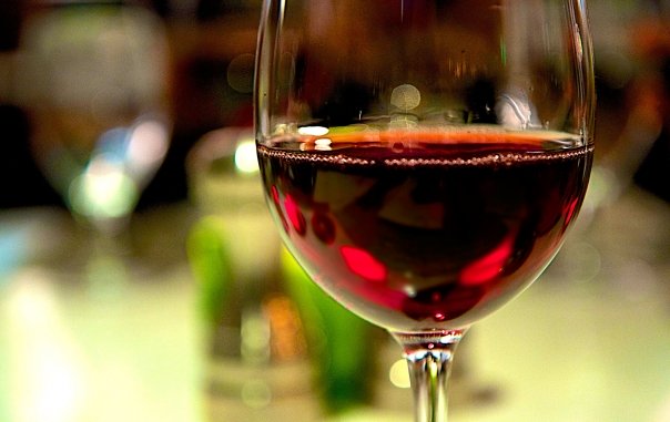 Te ajuta sau nu vinul rosu sa traiesti mai mult?